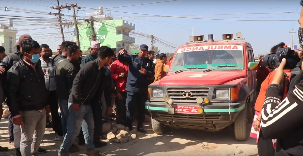 सडकको धुलोले असर गरेको भन्दै करिब डेढ घण्टा सडक बन्द