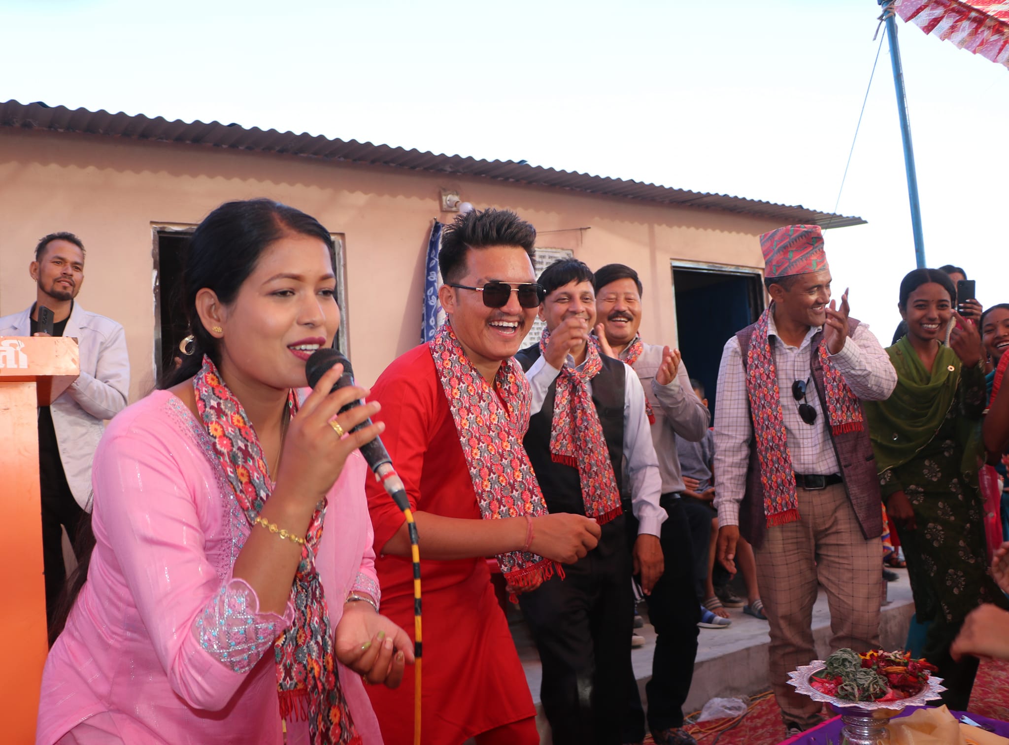 गायिका टिका सानुको नेतृत्वमा बनेको घर अशक्त विक परिवारलाई हस्तान्तरण