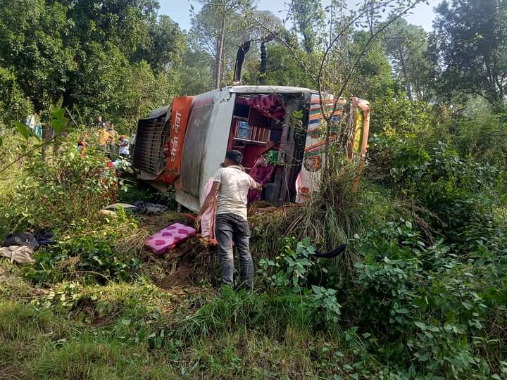 सल्यानमा बस दुर्घटना  हुँदा  २ जनाको मृत्यु