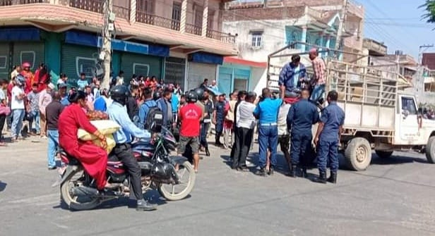 कार र मोटरसाइकल एकआपसमा ठोक्किदा ३ जना गम्भीर घाइते