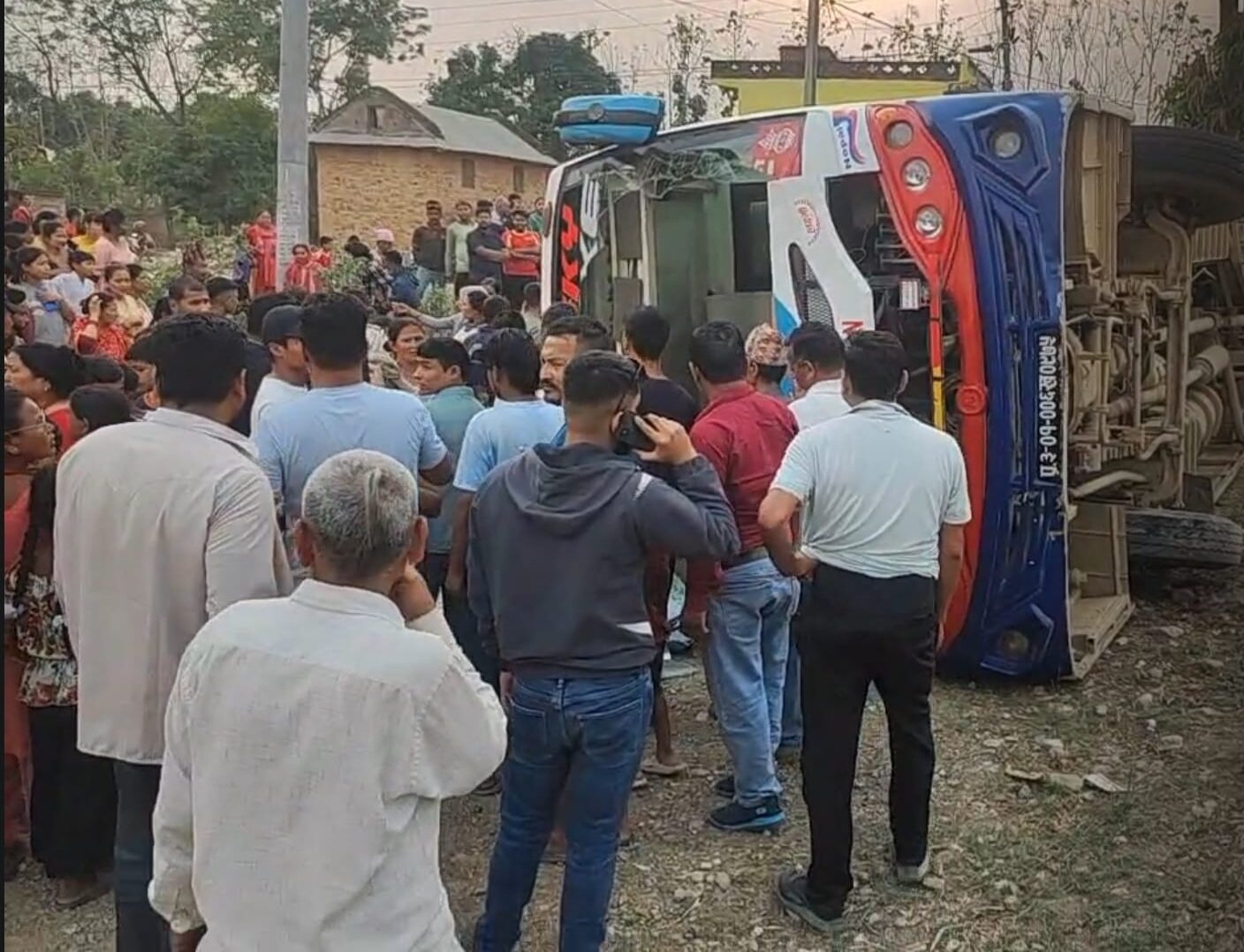 तुलसीपुरको बेल्झुन्डिमा बस दुर्घटना हुँदा १७ जना घाइते