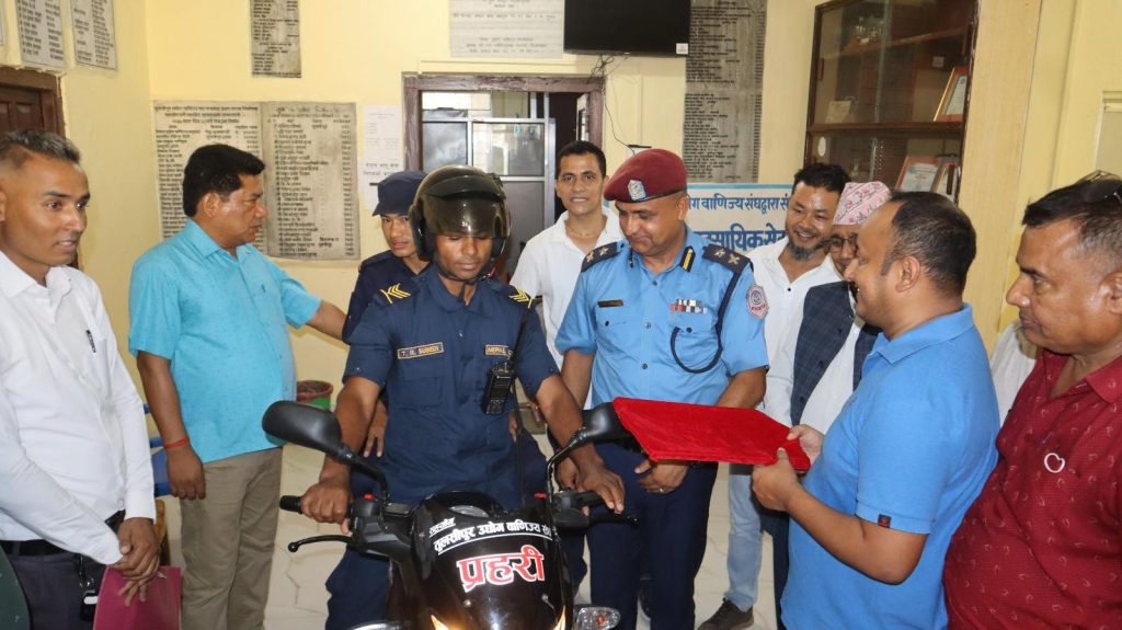 तुलसीपुर वाणिज्य संघद्धारा इप्रका तुलसीपुरलाई मोटरसाइकल हस्तान्तरण