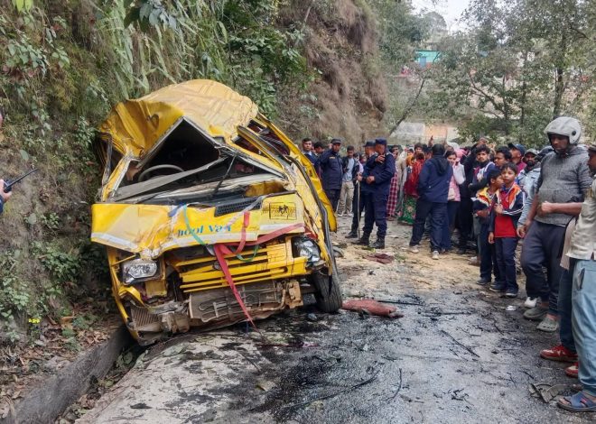 स्कुल भ्यान दुर्घटना हुँदा २३ जना विद्यार्थी घाइते