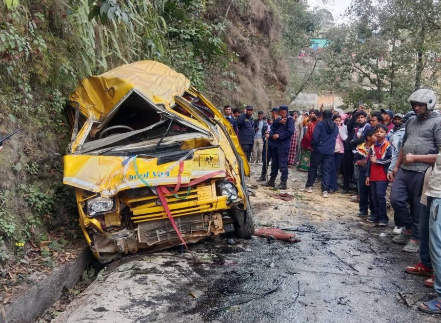 स्कुल भ्यान दुर्घटना हुँदा २३ जना विद्यार्थी घाइते