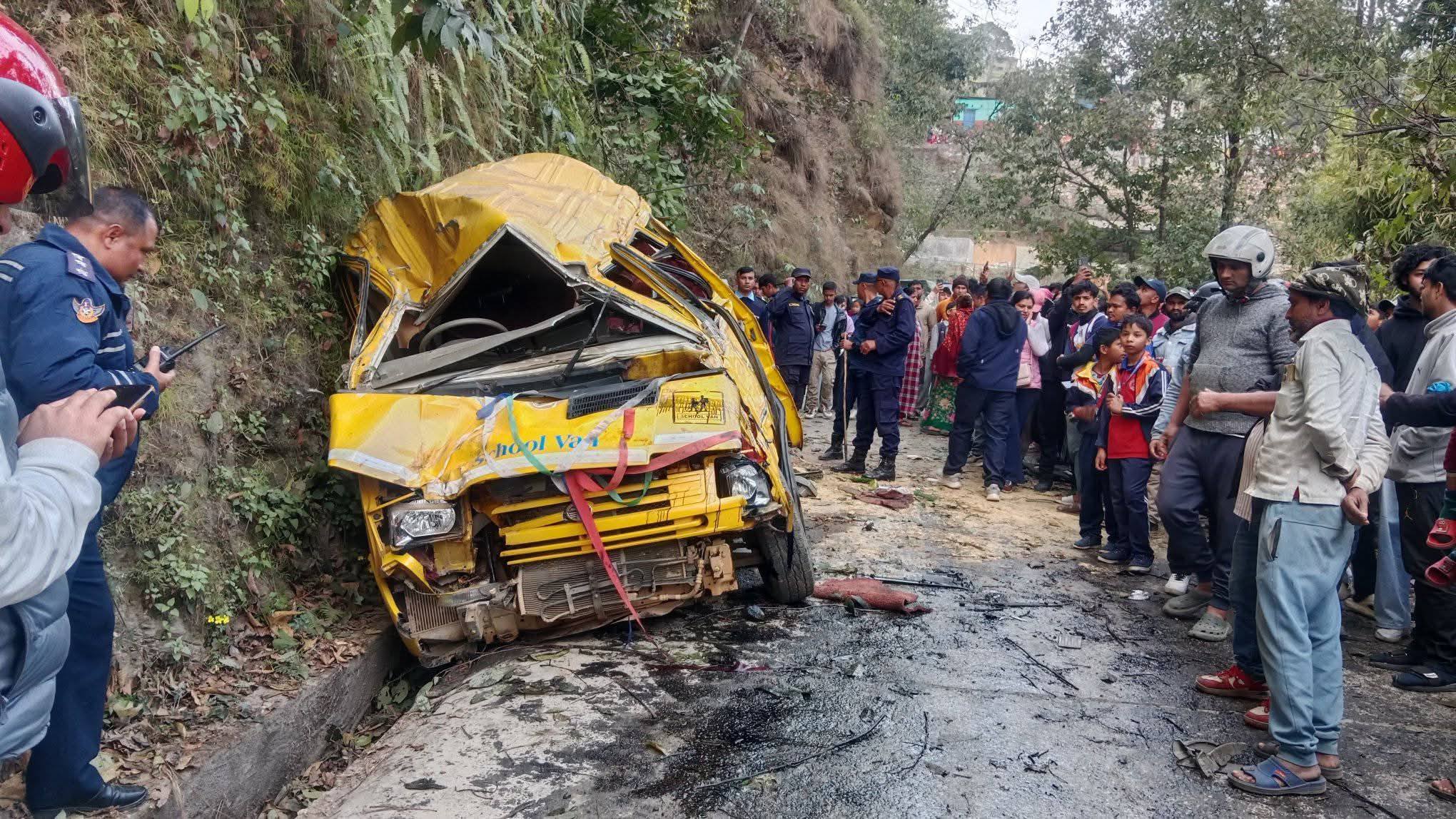 स्कुल भ्यान दुर्घटना हुँदा २३ जना विद्यार्थी घाइते