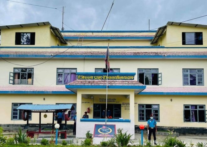 धारीलो हतीयार सहीत ८ जना पक्राउ