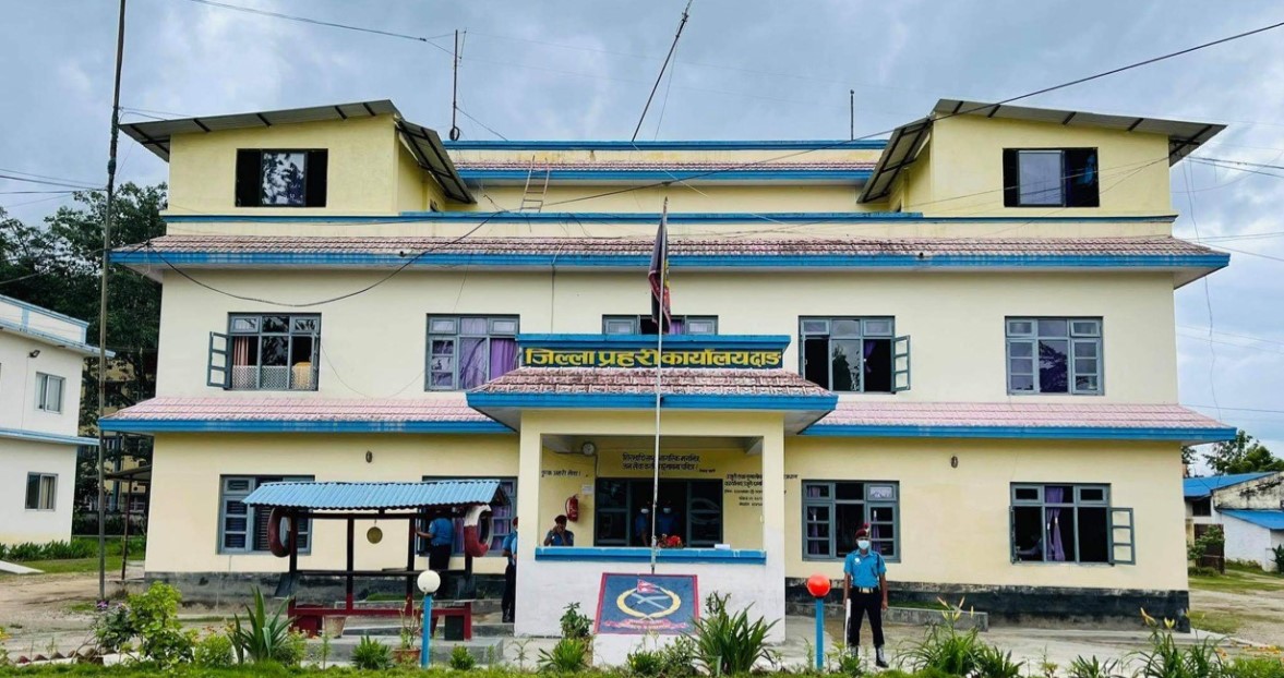 धारीलो हतीयार सहीत ८ जना पक्राउ