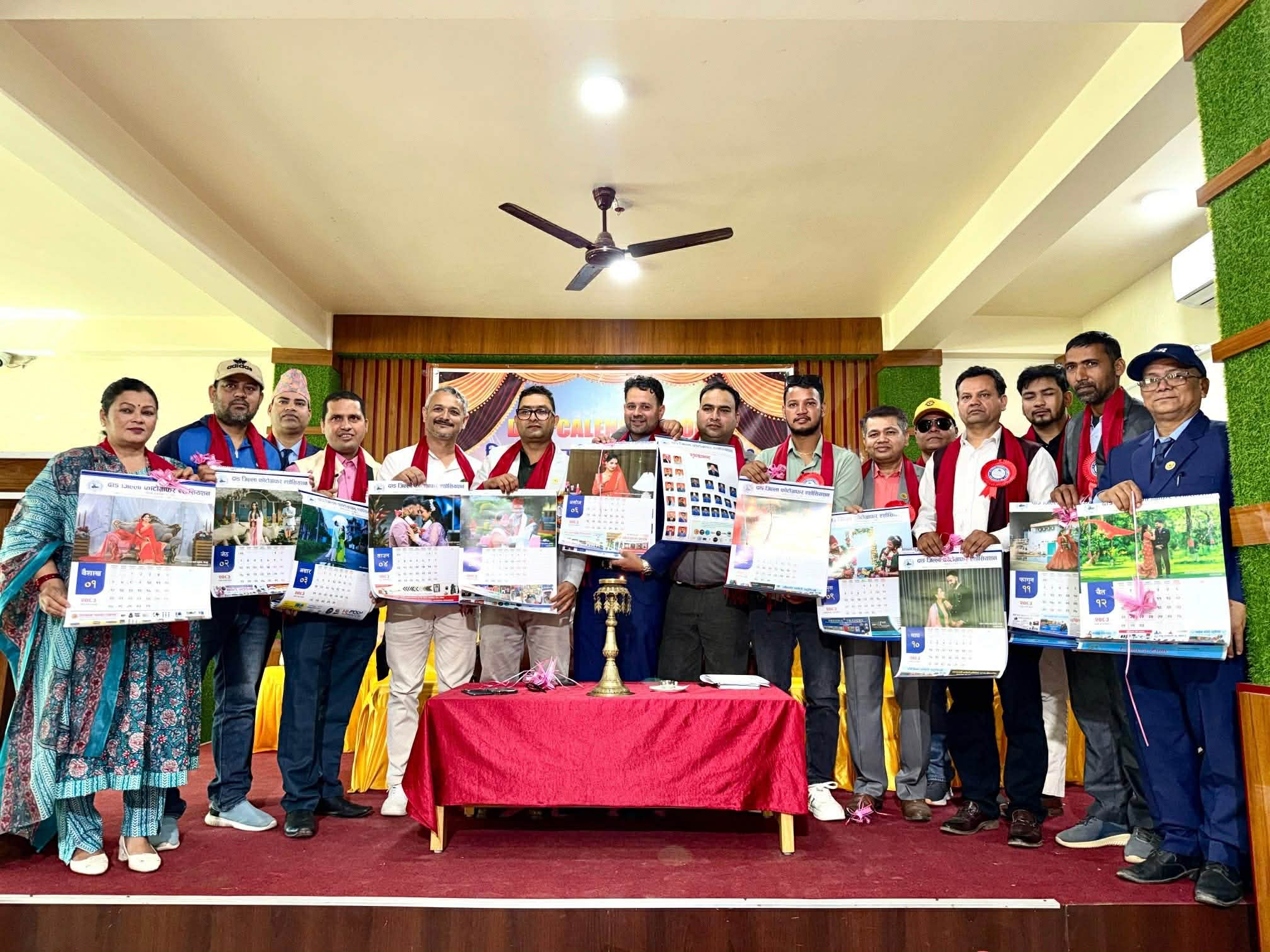 दाङ जिल्ला फोटोग्राफर एसोसिएसनद्वारा भित्तेपात्रो–२०८३ को विमोचन