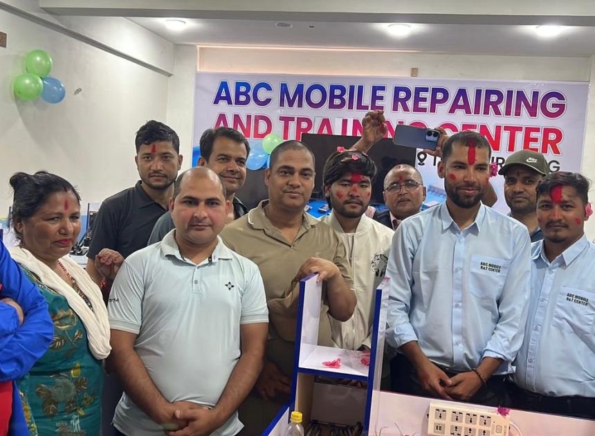 दाङ् को तुलसीपुरमा पहिलोपटक खुल्यो  मोबाइल रिपेरिङ तथा ट्रेनिङ सेन्टर
