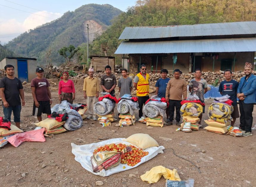 प्युठानका आगलागि पीडितलाई ८ जना युवा मिलेर सहयोग