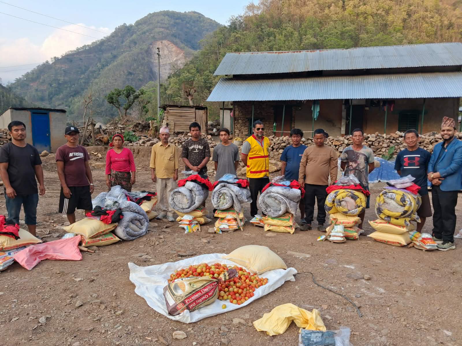 प्युठानका आगलागि पीडितलाई ८ जना युवा मिलेर सहयोग