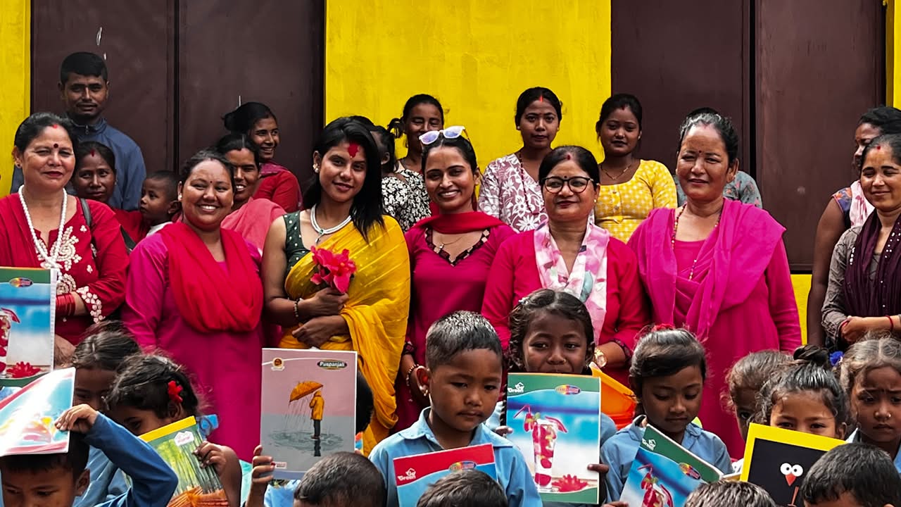 जन्मदिनको अवसरमा अनुजा कँवरद्वारा विद्यालयलाई शैक्षिक सामग्री वितरण