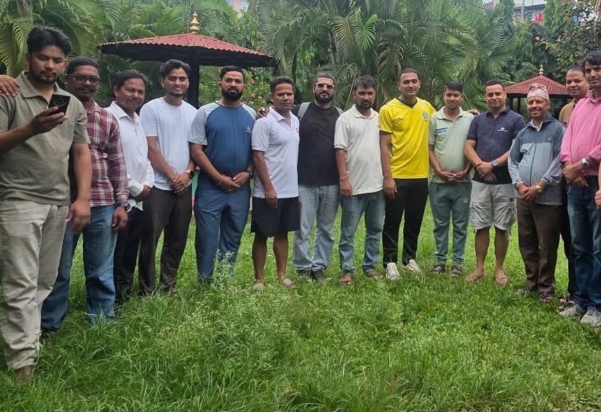 तुलसीपुरका मोबाइल व्यवसायीको बाढीपीडितलाई सहयोग, राहत कोषमा ८७ हजार ५५९ रुपैयाँ