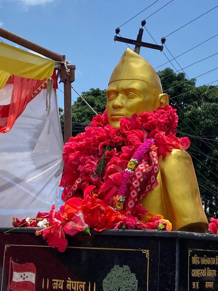 स्वर्गीय घिमिरेको शालिक अनावरण