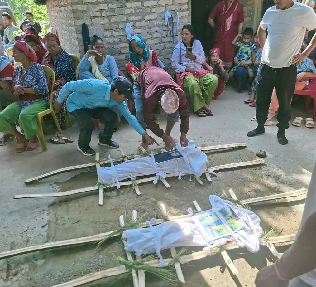 बाढीमा बेपत्ता बाबु-छोराको तीन सातासम्म पत्ता नलागेपछि कुशको शव बनाएर अन्त्येष्टि गरिँदै