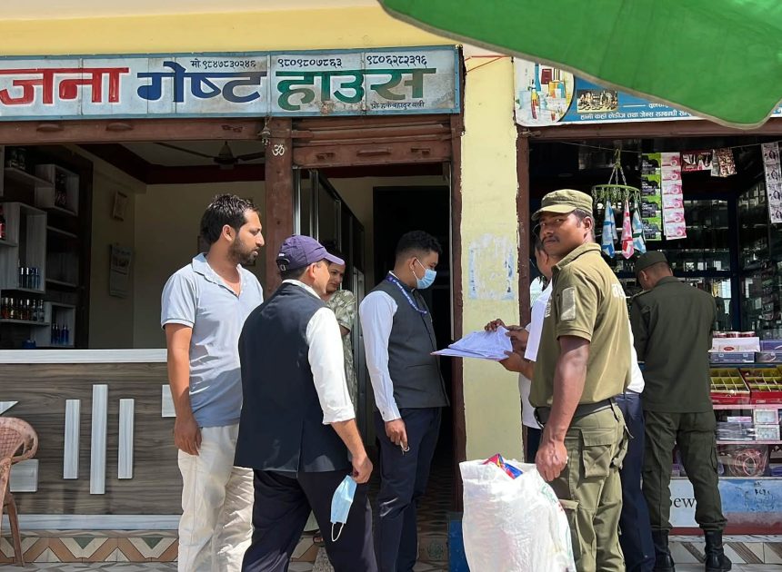 तुलसीपुरमा बजार अनुगमन, व्यवसायीलाई मापदण्ड पालना गर्न निर्देशन