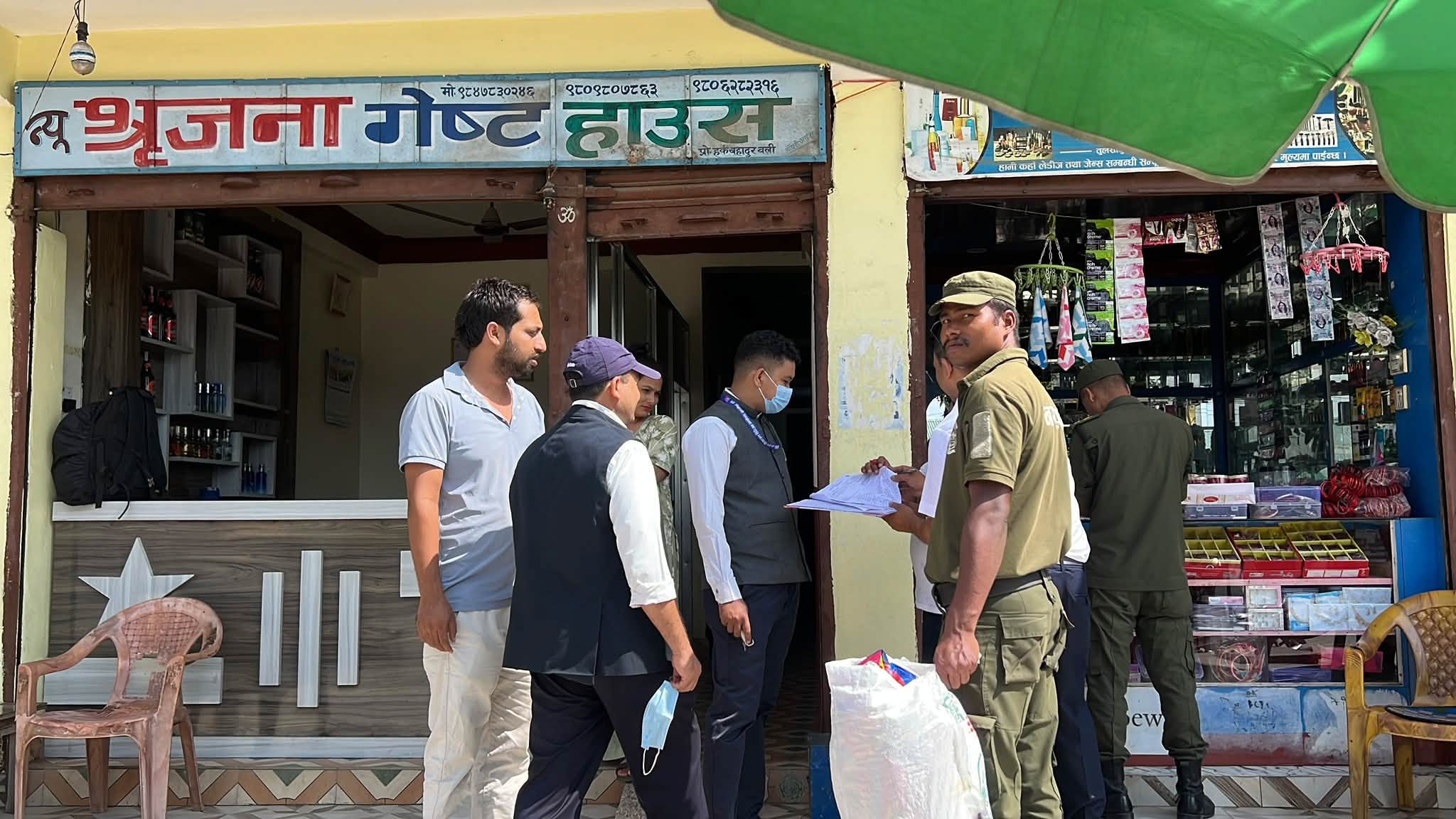 तुलसीपुरमा बजार अनुगमन, व्यवसायीलाई मापदण्ड पालना गर्न निर्देशन