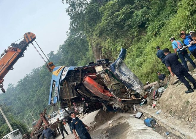 दाउन्नेमा यात्रुवाहक बस नालामा पल्टिँदा ६ जनाको मृत्यु, १४ घाइते