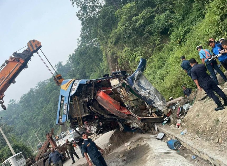 दाउन्नेमा यात्रुवाहक बस नालामा पल्टिँदा ६ जनाको मृत्यु, १४ घाइते