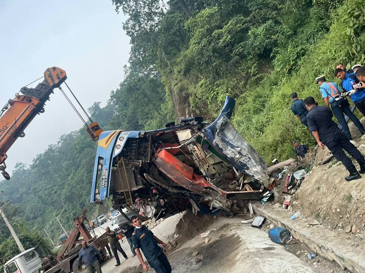 दाउन्नेमा यात्रुवाहक बस नालामा पल्टिँदा ६ जनाको मृत्यु, १४ घाइते