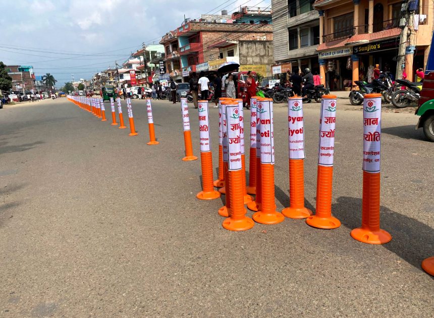 सवारी दुर्घटना न्यूनीकरणका लागि मदन आश्रित चोकदेखि बाहिनी चोकसम्म १५० वटा डिभाइडर राखियो