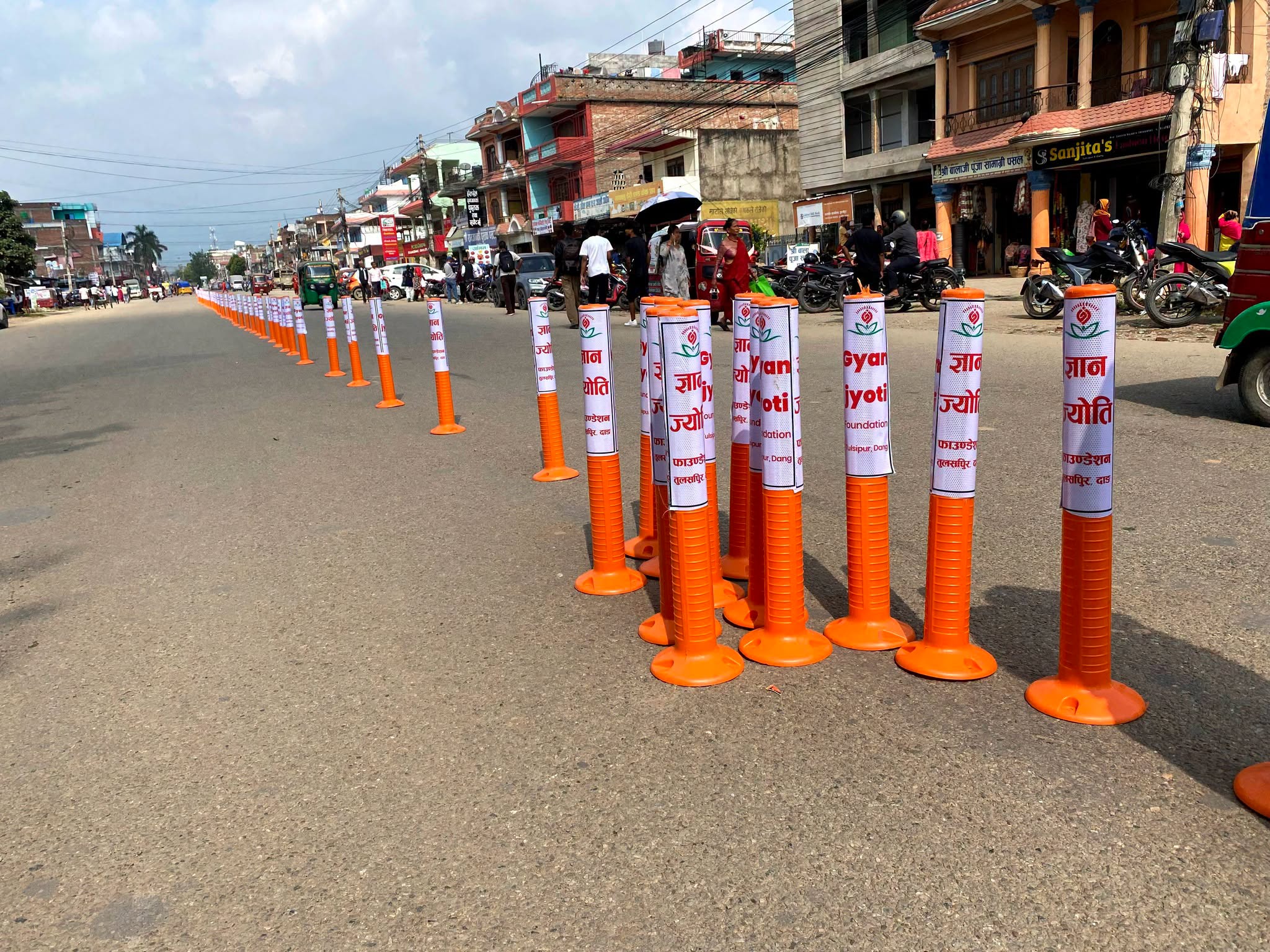सवारी दुर्घटना न्यूनीकरणका लागि मदन आश्रित चोकदेखि बाहिनी चोकसम्म १५० वटा डिभाइडर राखियो