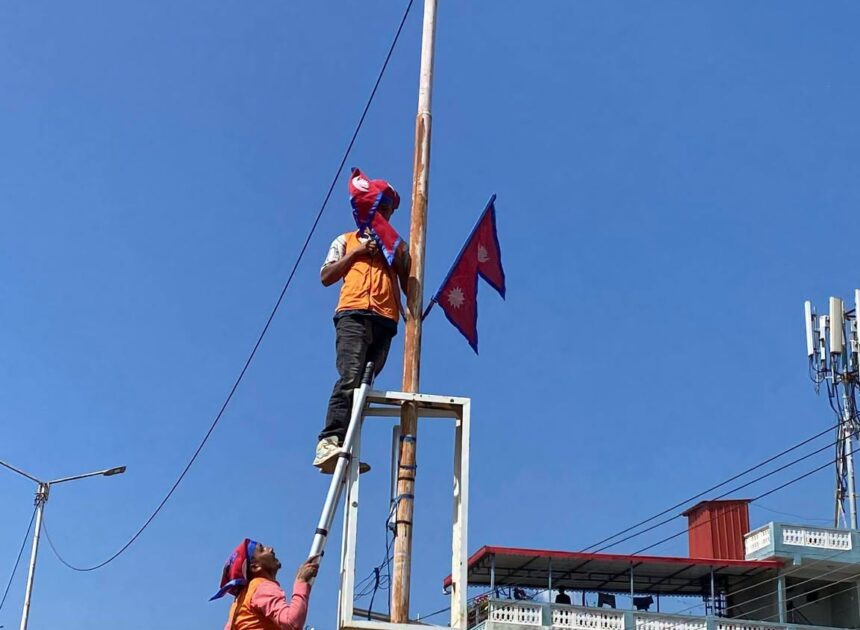 तुलसीपुरको बिरेन्द्र चोकदेखि हात्तीखौवा चोकसम्म पोलहरूमा गाडियो राष्ट्रिय झण्डा