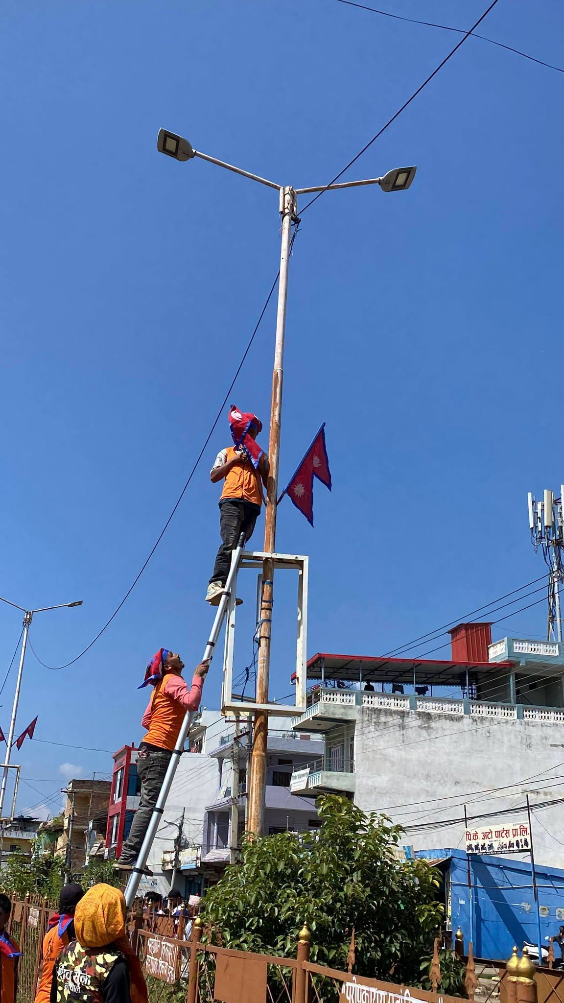 तुलसीपुरको बिरेन्द्र चोकदेखि हात्तीखौवा चोकसम्म पोलहरूमा गाडियो राष्ट्रिय झण्डा